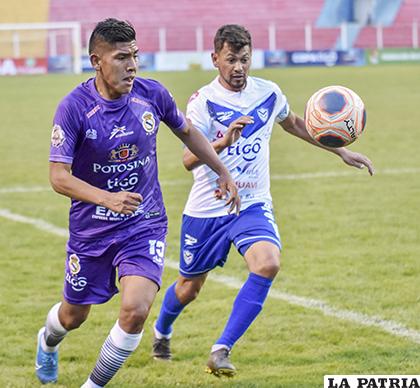 Rivaldo Melchor y Marcelo Gomes en procura de dominar
 la pelota /APG