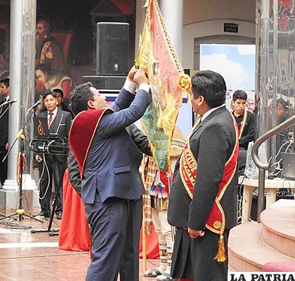 Imposición de la condecoración Escudo Centenario a la U.E. Mcal. Andrés de Santa Cruz de Machacamarca por los 100 años de fundación /FACEBOOK
