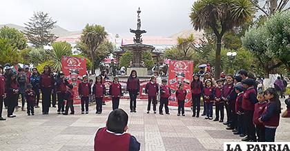 Iniciando su recital en la plaza 10 de Febrero /Ecos del alma
