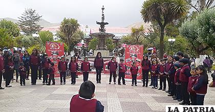 Iniciando su recital en la plaza 10 de Febrero /Ecos del alma
