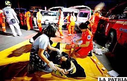 Trabajadores sanitarios atienden a una de las víctimas /EFE