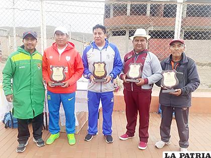 Fueron distinguidos los dirigentes de los clubes participantes 
/Marcelo Abascal /LA PATRIA