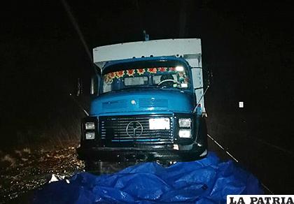 Al percatarse que el toldo de su camión estaba desajustado, el conductor se detuvo y halló la escena del crimen /RR.SS.
