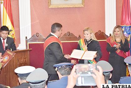 Áñez recibió la distinción en un acto en la Alcaldía /LA PATRIA
