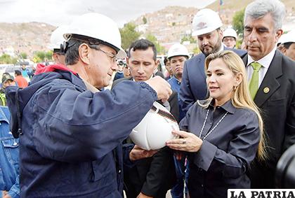 La Presidente Áñez recibió el cariño de los trabajadores petroleros /ABI