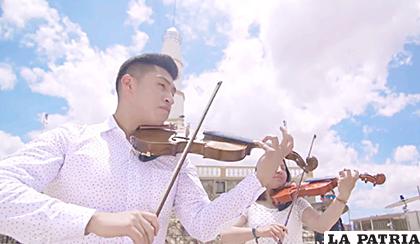 Ritmo de violines para resaltar la canción /Captura de pantalla /Facebook