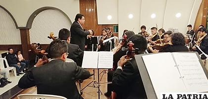 Jesús Elías dirigiendo a la Orquesta Sinfónica de Oruro /GAMO /Pamela Huanca