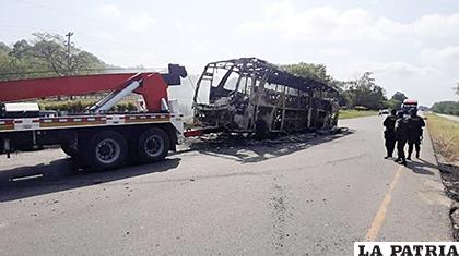 Guerrilleros del ELN atacaron a tiros un autobús con pasajeros e incendiaron otro en Colombia /eje21.com.co
