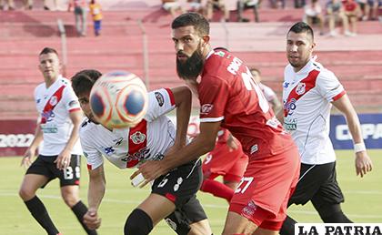 Rodrigo Cabrera y Alejandro Quintana en la disputa del balón /APG