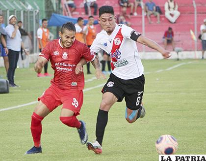 Miguel Quiroga intenta dominar el balón ante la marca de 
Rodderyck Perozo /APG