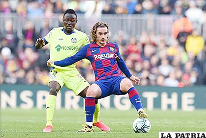 Antoine Griezmann domina el balón, fue autor del primero de Barcelona /as.com