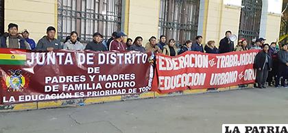 Hay casos en los que maestros se sienten amedrentados por padres de familia / LA PATRIA /ARCHIVO
