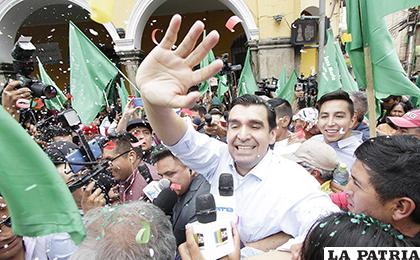 Leyes celebra con sus seguidores, tras recuperar su libertad /APG