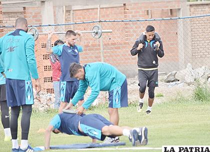 César Mena y Marcelo Gomes, considerados titulares en la estructura 