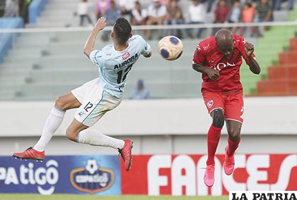 Anier Figueroa le pega de cabeza ante la marca de Erick Rivera /APG