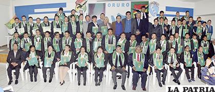 Los flamantes entrenadores que anoche recibieron su certificado de egreso /Reynaldo Bellota /LA PATRIA