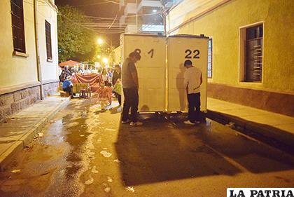 Algunos baños estaban cerrados y muchos usaron la vía pública como urinario /LA PATRIA /REYNALDO BELLOTA