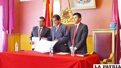 Las autoridades de la EMAO, Alcaldía y BAG? tras la firma del convenio /LA PATRIA