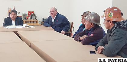 Reunión entre autoridades de Ende DeOruro y mineros cooperativistas /Ende DeOruro