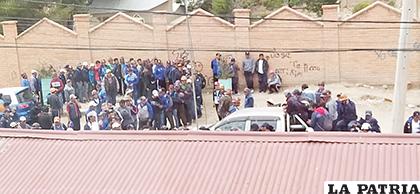 Decenas de mineros se aproximaron a instalaciones de la empresa de electricidad /Ende DeOruro