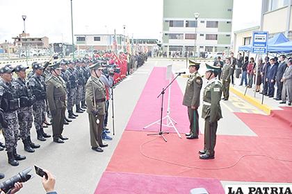 Comandante departamental presentado ante la guarnición de la policía orureña 
/LA PATRIA