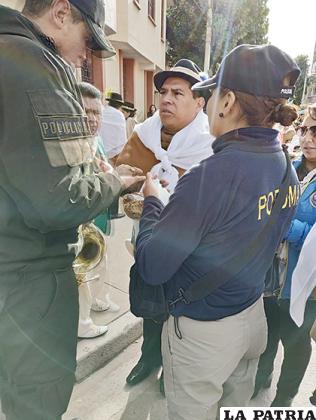 Pofoma decomisa a danzarines la matraca de quirquincho /POFOMA
