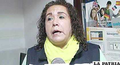 La directora departamental de Migración, Shirley Jiménez  / LA PATRIA