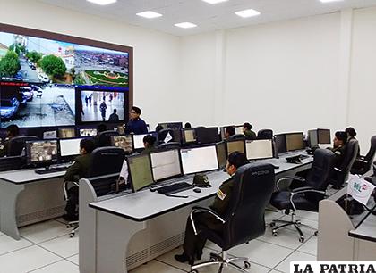 Sala de monitoreo del BOL - 110, vigilada por efectivo policiales capacitados cumplir la labor /LA PATRIA