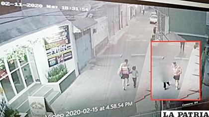 Grabación del momento en el que una desconocida se lleva a Fátima /ichef.bbci.co.uk

