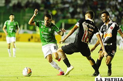 Matheo Zoch intenta burlar a sus marcadores /APG