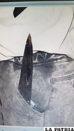 Cuchillo se escondía hábilmente en el bolsillo del pantalón /LA PATRIA
