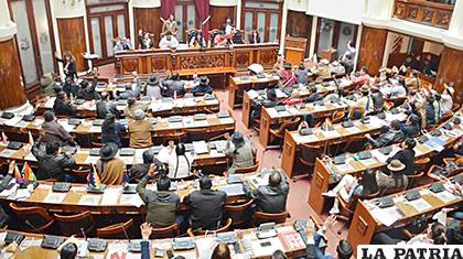 El Parlamento ahora tratará el tema /RR.SS.