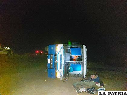 En medio de la obscuridad el bus se accidentó en la carreta interprovincial Llica - Oruro /LA PATRIA