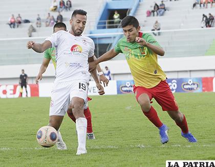 Lucas Gomes intenta dominar el balón ante la marca de Adalid Terrazas /APG