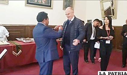 Gobernador entregó distinciones y souvenirs a los visitantes diplomáticos /GAD-ORU