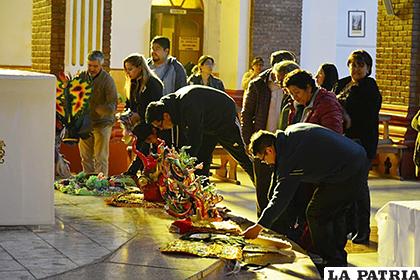 Danzarines piden la protección de la Virgen del Socavón para llegar a sus pies /Jesús Elías