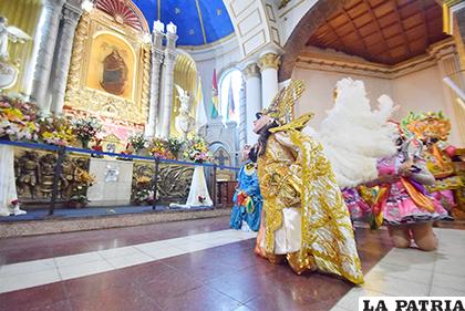 Danzantes bailan a devoción de la Virgen del Socavón /LA PATRIA /Reynaldo Bellota)
