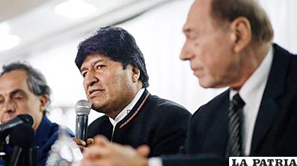 Morales junto a su equipo de abogados en Argentina /EFE