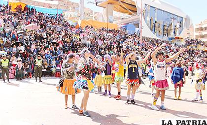 Sogalbe muestra la parodia de las imitaciones del Carnaval de Oruro /LA PATRIA /Carla Herrera
