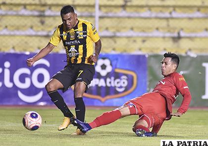 Saúl Torres intenta burlar la marca de su adversario /APG
