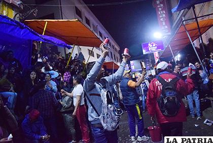 La venta bebidas alcohólicas no faltó en la entrada del Carnaval /LA PATRIA REYNALDO BELLOTA
