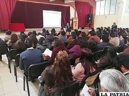 Capacitación a directores en el colegio Juan Misael Saracho / LA PATRIA
