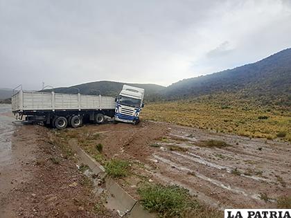 El camión tras sufrir el accidente salió de la vía /LA PATRIA
