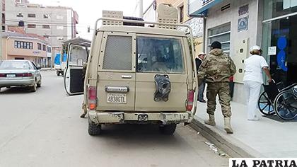 Vehículo patrullero del CEO, trasladó al efectivo militar herido hasta la clínica Natividad /LA PATRIA
