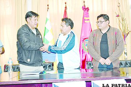 Autoridades y dirigentes esperan recolectar firmas para aprobar el aporte de Bs. 1 a favor de San José /CORTESÍA GAD-OR