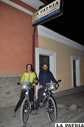 Oliver Bédu y Elise Chevallier, en su visita a LA PATRIA 
/ ALEX ZAMBRANA /LA PATRIA