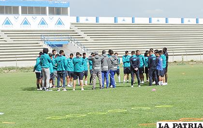 Una breve reunión entre jugadores y cuerpo técnico y luego todos a sus casas /OVIDIO CAYOJA /LA PATRIA
