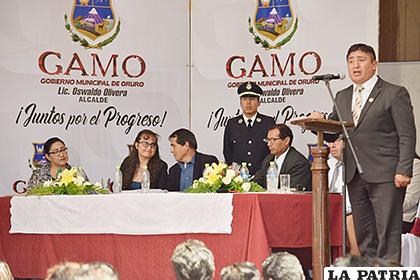 El alcalde Olivera junto a los secretarios municipales en el informe /REYNALDO BELLOTA /la patria