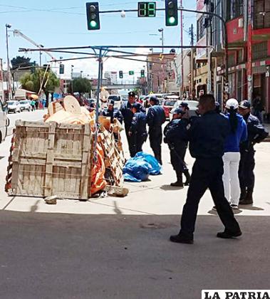 El puesto de venta estaba abandonado en medio de la Avenida 6 de Agosto /LA PATRIA