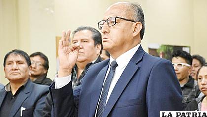 Momento de la posesión del nuevo director, Federico Apaza Ávalos /LONABOL
